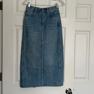 Aritzia Denim Forum Light Wash 90s Pencil Midi Denim Skirt 25